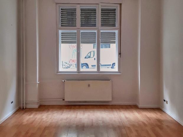 Schnellrenovierung, Berlin, Friedrichshain, 45qm Schnellrenovierung, 3 Tage Zeit. Maler, Lack und Reinigung zwecks Neuvermietung. Nikotinverseucht, 10 Jahre lang.