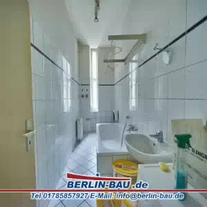 Berlin-wohnung-ffhain-teilrenovierung 1 Badezimmer vor Maler und Reinigungsarbeiten