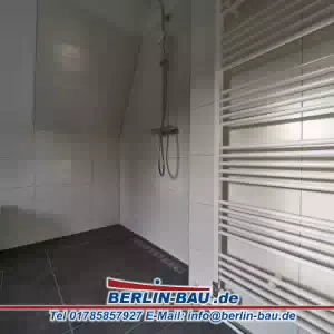 haus-sanierung-berlin-steglitz 14 Bodenebene Dusche mit linearem Ablauf. Edelstahl.