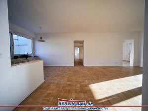 Wohnungssanierung und Umbau, Berlin Zehlendorf Abriss von Wänden, Parkettaufbereitung, Schiebetüreinbau, Fliesenarbeiten und komplette Wand/Deckenverspachtelung samt...