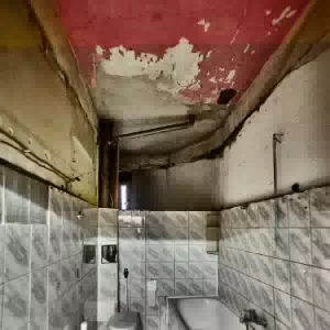Berlin-wohnung-renovierung 17 Badezimmer, alt. Sanierungsbedürftig.