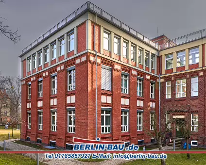 fassadenrenigung-berlin-bam 2 Ein weiterer Blick vom Haus 10. Fenster und Rolläden komplett neu.