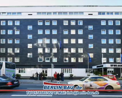 hotel-schieferfassade-reinigung-berlin 2 Fassade wurde gereinigt und mittels Strukturfix Spezial Flüssigkeit (Hersteller Ilka Chemie) eingepflegt. Inkl. Gerüstleistung.