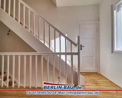 Berlin-Lankwitz-Haus 23 Auf zum 2ten OG. Rechts zum Duschraum.