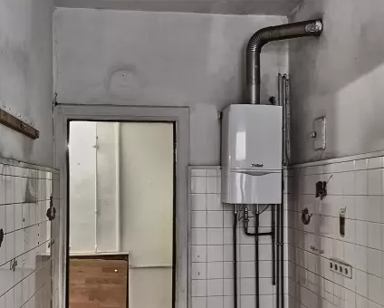 Berlin-wohnung-renovierung 16 Therme wurde in das Badezimmer umgesetzt. Ersetzung durch eine neue moderne Brennwerttherme. Inkl. Genehmigung und Abnahme seitens des...